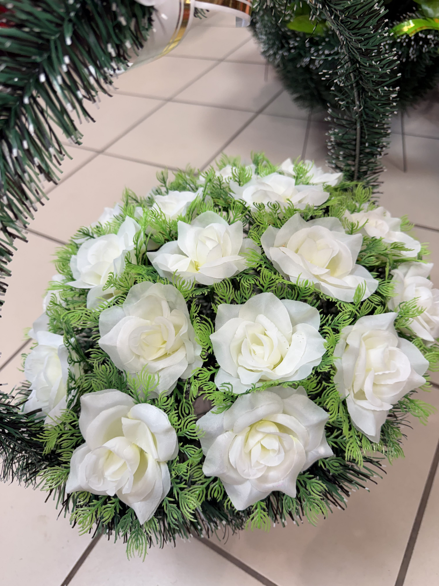 Корзина 53, белые розы сеточка  