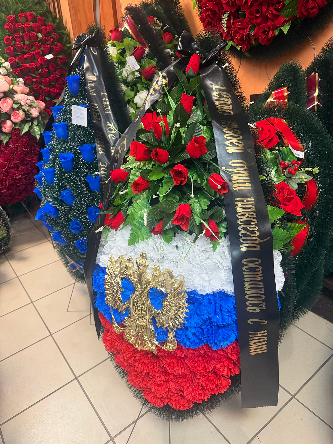 Что написать на траурной ленте участнику СВО: примеры надписей