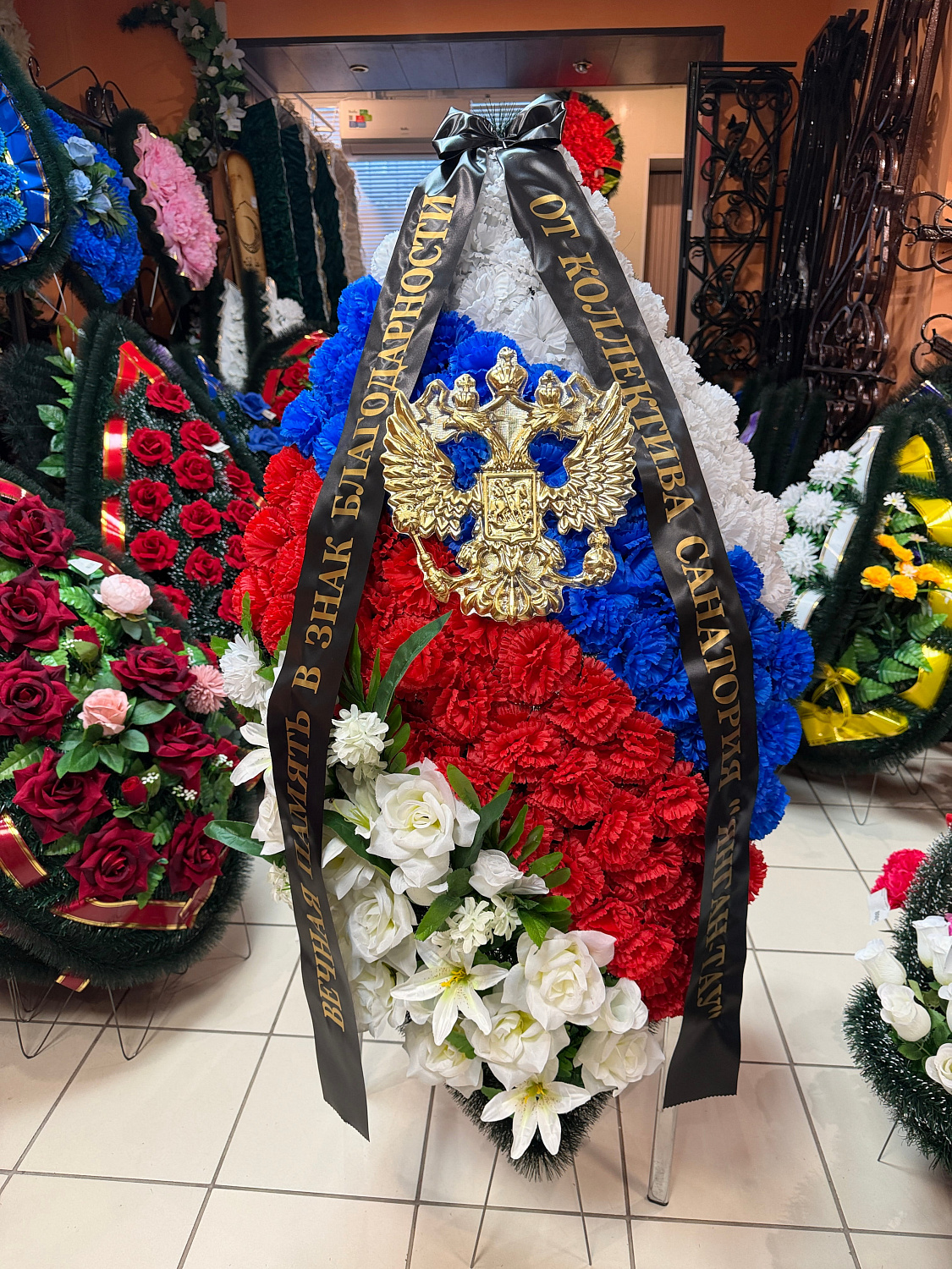 Что написать на траурной ленте участнику СВО: примеры надписей