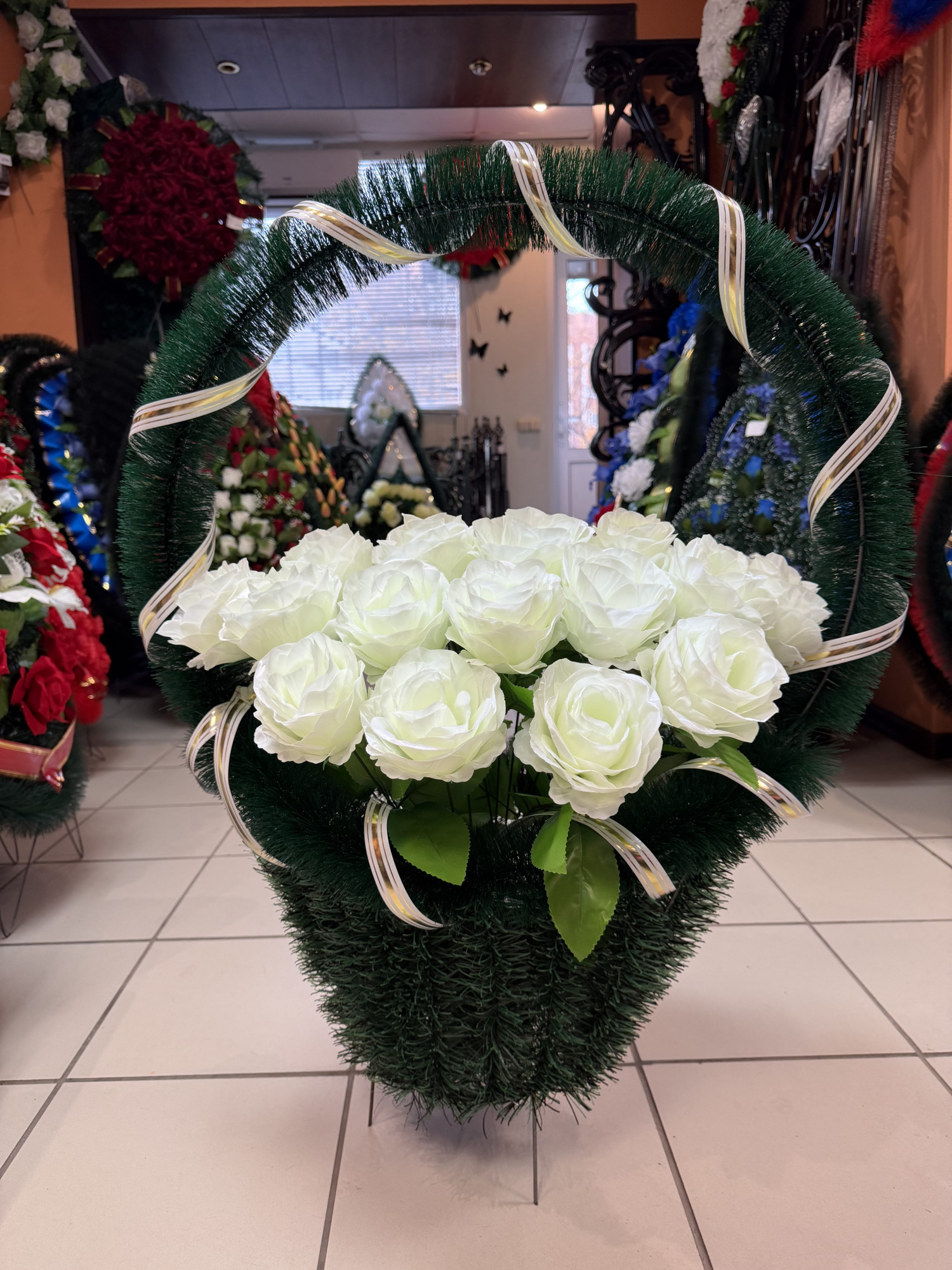 Корзина из белых роз  