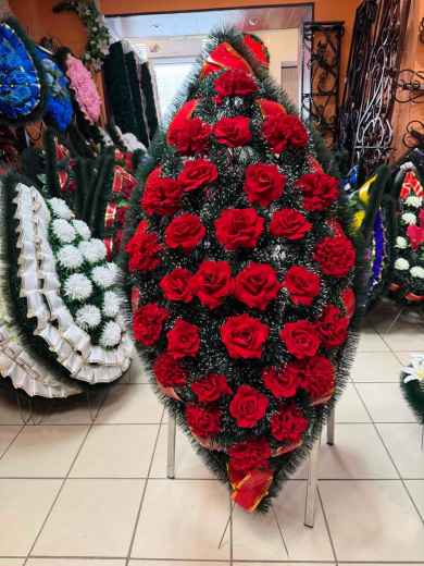 Венок 145 см, с гвоздиками и розами — купить в Уфе