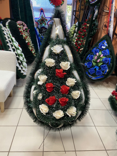 Венок 125, красные и белые розы — купить в Уфе