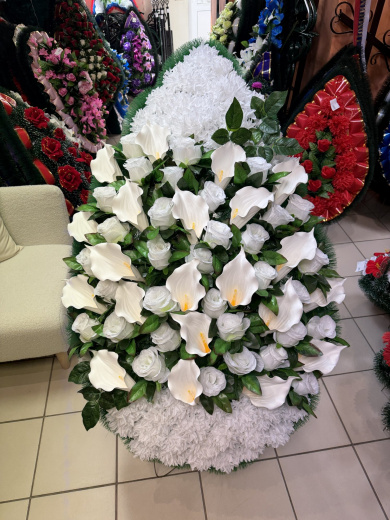 Венок с гладиолусами, розами и пионами, 155 см — купить в Уфе