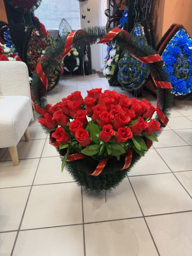 Ритуальная корзина из 50 красных роз 