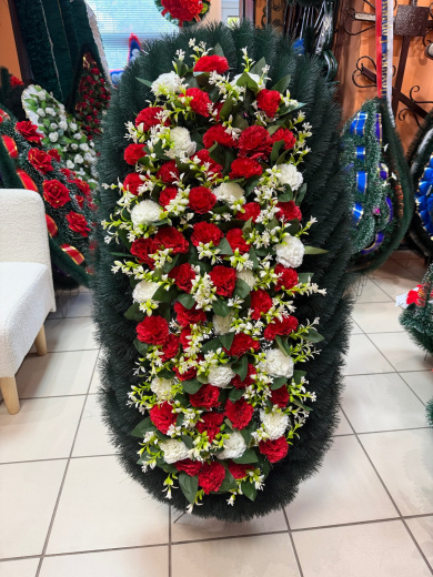 Венок овал красные и белые гвоздики — купить в Уфе